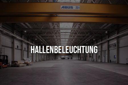 Große Industriehalle mit hoher Decke, mit Deckenkran mit der Aufschrift „ABUS 201“. Die Halle ist größtenteils leer, mit einigen Materialien und einem Gabelstapler auf der linken Seite. Der große Text „HALLENBELEUCHTUNG“ steht in der Bildmitte und hebt moderne LED-Beleuchtungssysteme hervor.