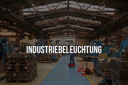 Innenansicht eines Industrielagers mit Maschinen und Ausrüstung. Man sieht eine Person, die einen Wagen durch den Mittelgang schiebt, der von modernen LED-Beleuchtungssystemen beleuchtet wird. Das Wort „INDUSTRIEBELEUCHTUNG“ ist in großen weißen Buchstaben über das Bild gelegt.