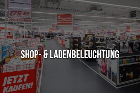 Ein hell erleuchteter Ladeninnenraum mit mehreren Gängen für elektronische Produkte und Haushaltsgeräte ist mit modernen LED-Beleuchtungssystemen ausgestattet. Überall sind rot-weiße Verkaufsschilder zu sehen, und auf einem großen Banner steht „SHOP- & LADENBELEUCHTUNG“. Auf einem Schild im Vordergrund steht „JETZT KAUFEN!“.