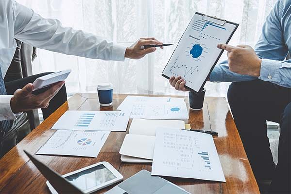 2 Personen werten Diagramme aus und entscheiden über optimale LED Beleuchtung